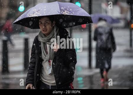 London, Großbritannien. Februar 2020. Wetter in Großbritannien: Schneemügel fallen während der morgendlichen Hauptverkehrszeit im Zentrum Londons, während die Temperaturen weiter sinken. Credit: Guy Corbishley/Alamy Live News Stockfoto