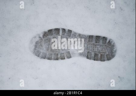 Siebkastenaufdruck auf Nahaufnahme von Schnee. Marke des Wintersohlenschuhs Stockfoto
