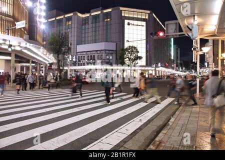 KYOTO, Japan - 16. APRIL 2012: Besucher shop Shijo Street in Kyoto. Mit berühmten marui und Takashimaya Kaufhaus Shijo ist das beste Shopping Stockfoto