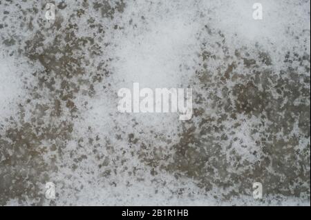 Hintergrund der schmelzenden Schneestruktur. Thema der globalen Erwärmung Stockfoto