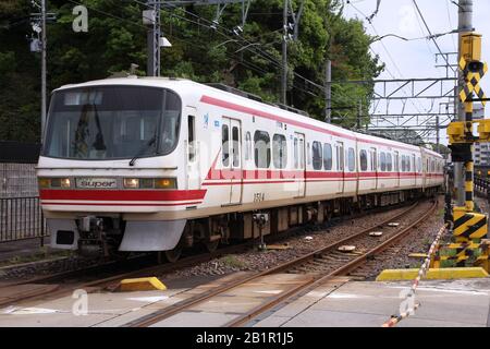 INUYAMA, JAPAN - 3. MAI 2012: Der Meitetsu Limited Express fährt auf Der Inuyama-Linie in Japan. Mehr als 57.000 Menschen reisen täglich auf dieser Linie (Daten von 2008) Stockfoto