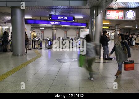 KYOTO, Japan - 14 April, 2012: die Menschen geben Sie keihan Bahnhof in Kyoto, Japan. Keihan Railway Company wurde 1949 gegründet und zählt zu den verkehrsreichsten in Stockfoto