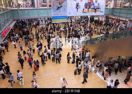 NAGOYA, Japan - 28. APRIL 2012: Reisende schnell am Bahnhof Nagoya in Japan. Es besteht seit 1886 und ist einer der größten Bahnhöfe der Welt durch f Stockfoto