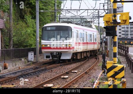 INUYAMA, JAPAN - 3. MAI 2012: Die Serie 1000 von Meitetsu Limited Express fährt auf der Inuyama-Linie in Japan. Mehr als 57.000 Menschen fahren täglich auf dieser Linie Stockfoto