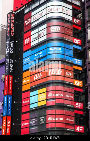 TOKYO, Japan - 11. MAI 2012: Bunte Werbung in Shinjuku, Tokyo. Shinjuku ist einer der belebtesten Stadtteile von Tokio, mit vielen interna Stockfoto