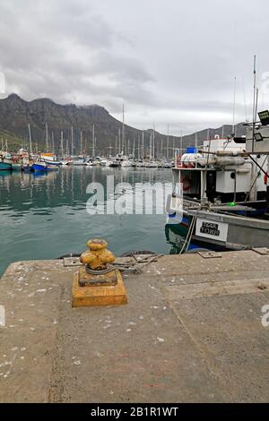 Fischtrawler im Hafen von Hout Bay in der Nähe von Kapstadt, Südafrika. Stockfoto