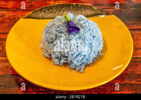 Traditioneller malaiischer Nasi-Kerabu-Reis. Die blaue Farbe des Reises stammt aus den Kronblättern von Clitoria ternatea (Schmetterlings-Erbsen) Stockfoto