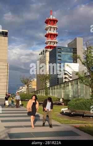 Nagoya, JAPAN - 3. MAI 2012: Die Menschen besuchen einen Park in der Innenstadt von Nagoya, Japan. Mit knapp 9 Millionen Menschen ist Nagoya die drittgrößte Metropolregion i Stockfoto
