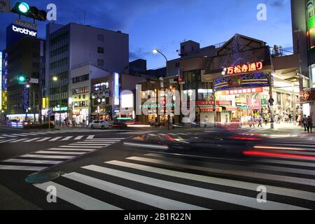 Nagoya, JAPAN - 3. MAI 2012: Straßenblick am Abend in der Innenstadt von Nagoya, Japan. Mit knapp 9 Millionen Menschen ist Nagoya die drittgrößte Metropolregion i Stockfoto