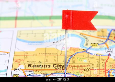 Kansas City, Missouri. Red Flag Pin auf einer alten Karte anzeigen Reiseziel. Stockfoto