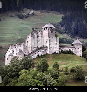 Tyrol, Österreich. Schloss Heinfels im Pustertal. Quadratische Zusammensetzung. Stockfoto
