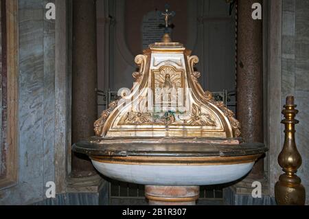 Heiliger Wasserbehälter in der Mariä-Himmelfahrt-Kathedrale, Sutri, Latium, Italien Stockfoto