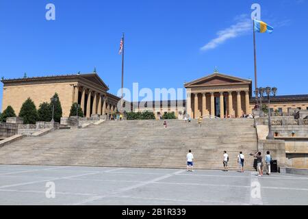 Philadelphia, USA - 12. JUNI 2013: Menschen besuchen Philadelphia Museum of Art Ab 2012 Philadelphia ist mit 1.547 die fünftbevölkerungsreichste Stadt der USA Stockfoto