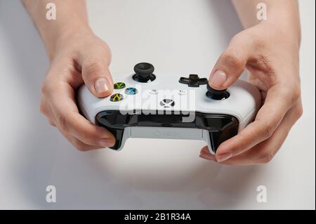 New York, USA - 11. Februar 2020: Spieler halten xbox Controller und spielen Spiele Nahansicht Stockfoto