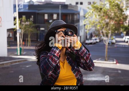 Frau, die auf der Straße fotografieren kann Stockfoto