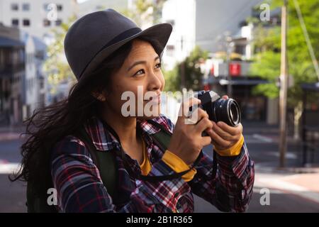 Frau, die auf der Straße fotografieren kann Stockfoto