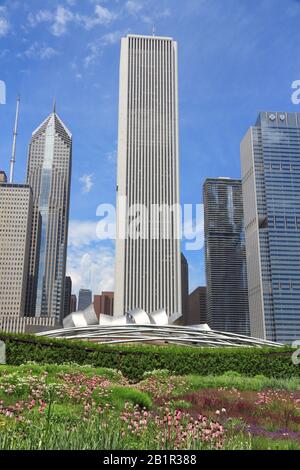 Chicago, ILLINOIS - 27. JUNI 2013: Wolkenkratzer Aon Center (Mitte) in Chicago, Vereinigte Staaten. Es ist 346 m groß und ist ab 2013 das dritthöchste Gebäude Stockfoto