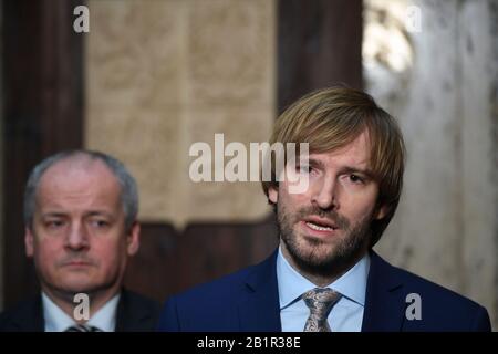 Prag, Tschechien. Februar 2020. R-L der tschechische Gesundheitsminister Adam Vojtech und der stellvertretende Gesundheitsminister Roman Prymula sprechen während einer Pressekonferenz nach dem Treffen der zentralen Epidemiologischen Kommission über neuartige Coronavirus am 27. Februar 2020 in Prag, Tschechien. Kredit: Michal Kamaryt/CTK Foto/Alamy Live News Stockfoto