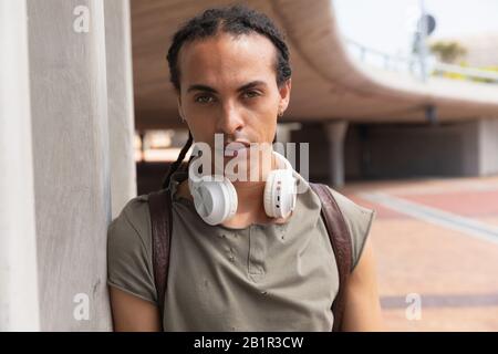 Gemischter Rennmann mit Blick auf die Kamera Stockfoto