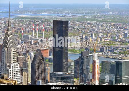 Chrysler Building, 100 United Nations Plaza, Trump World Tower und andere Wolkenkratzer auf dem Hintergrund der Queensboro Bridge Stockfoto