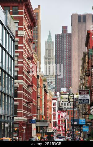 New YORK - 1. JULI 2013: Straßenansicht des Tribeca Viertels, New York. Der Name Tribeca ist eine Abkürzung von "Triangle Below Canal Street". Stockfoto