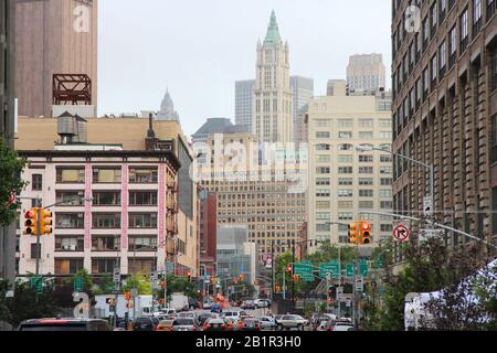 New YORK - 1. JULI 2013: Straßenansicht des Tribeca Viertels, New York. Der Name Tribeca ist eine Abkürzung von "Triangle Below Canal Street". Stockfoto