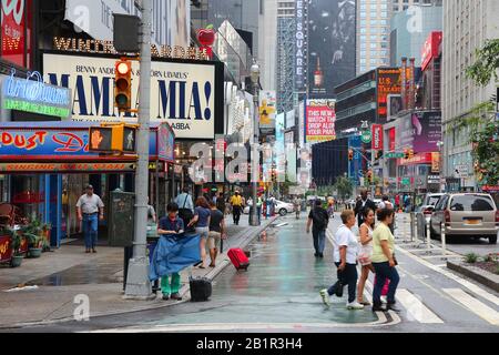 NEW YORK, USA - Juli 1, 2013: die Menschen besuchen Sie den Times Square in New York. Der Times Square ist eine der bekanntesten Sehenswürdigkeiten der Welt. Mehr als 300.000 Stockfoto