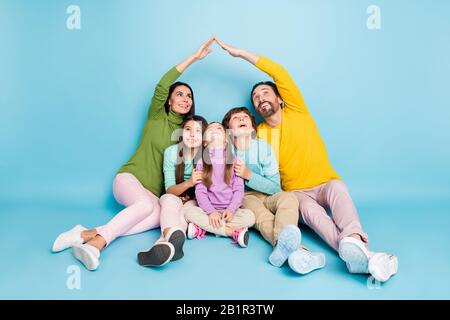 Portrait von schön attraktiv vorsichtig freundlich aufgeregt fröhlicher Jubelregen große ganze Familie sitzende Eltern machen Dach genießen neuen Lebentraum flach isoliert auf Stockfoto