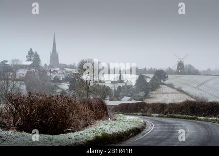 Thaxted, Großbritannien. Februar 2020. Wetter in Großbritannien. Thaxted Essex England bedeckt mit Schnee 27. Februar 2020 Thaxted Church aus dem 14. Jahrhundert und John Webbs Windmaill aus dem Jahr 2007, die durch einen leichten Schneebefall, den ersten in diesem Winter, von Cutlers Green Thaxted in North Essex gesehen wurde, gesehen wurde. Foto Credit: Brian HARRIS/Alamy Live News Stockfoto