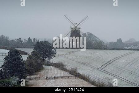 Thaxted, Großbritannien. Februar 2020. Wetter in Großbritannien. Thaxted Essex England bedeckt mit Schnee 27. Feb 2020 John Webbs Windmaill, der im Jahr 2007 gebaut wurde, gesehen durch einen leichten Schneebefall, der erste in diesem Winter, gesehen von Cutlers Green Thaxted in North Essex. Foto Credit: Brian HARRIS/Alamy Live News Stockfoto