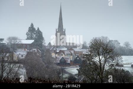 Thaxted, Großbritannien. Februar 2020. Wetter in Großbritannien. Thaxted Essex England bedeckt mit Schnee 27. Februar 2020 Thaxted Church, die aus dem 14. Jahrhundert stammt und durch einen leichten Schneebefall gesehen wurde, der erste in diesem Winter, von Cutlers Green Thaxted in North Essex gesehen. Foto Credit: Brian HARRIS/Alamy Live News Stockfoto