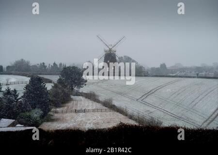 Thaxted, Großbritannien. Februar 2020. Wetter in Großbritannien. Thaxted Essex England bedeckt mit Schnee 27. Feb 2020 John Webbs Windmaill, der im Jahr 2007 gebaut wurde, gesehen durch einen leichten Schneebefall, der erste in diesem Winter, gesehen von Cutlers Green Thaxted in North Essex. Foto Credit: Brian HARRIS/Alamy Live News Stockfoto