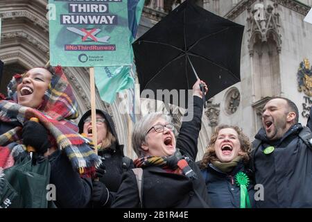 Aktivisten jubeln vor den Royal Courts of Justice in London, nachdem sie eine Berufungsgerichts-Anfechtung gegen umstrittene Pläne für eine dritte Landebahn in Heathrow gewonnen haben. Stockfoto