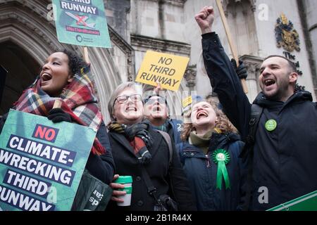 Aktivisten jubeln vor den Royal Courts of Justice in London, nachdem sie eine Berufungsgerichts-Anfechtung gegen umstrittene Pläne für eine dritte Landebahn in Heathrow gewonnen haben. Stockfoto