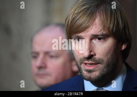 Prag, Tschechien. Februar 2020. R-L der tschechische Gesundheitsminister Adam Vojtech und der stellvertretende Gesundheitsminister Roman Prymula sprechen während einer Pressekonferenz nach dem Treffen der zentralen Epidemiologischen Kommission über neuartige Coronavirus am 27. Februar 2020 in Prag, Tschechien. Kredit: Michal Kamaryt/CTK Foto/Alamy Live News Stockfoto