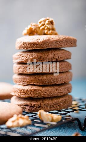 Haufen Köstlicher Schokoladenchip-Cookies auf einem Brett mit Milchflaschen Stockfoto