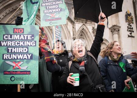 Aktivisten jubeln vor den Royal Courts of Justice in London, nachdem sie eine Berufungsgerichts-Anfechtung gegen umstrittene Pläne für eine dritte Landebahn in Heathrow gewonnen haben. PA Foto. Bilddatum: Donnerstag, 27. Februar 2020. Siehe PA Story COURTS Heathrow. Der Fotorepapier sollte lauten: Stefan Rousseau/PA-Draht Stockfoto