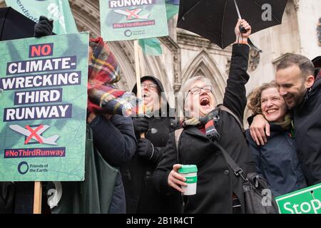 Aktivisten jubeln vor den Royal Courts of Justice in London, nachdem sie eine Berufungsgerichts-Anfechtung gegen umstrittene Pläne für eine dritte Landebahn in Heathrow gewonnen haben. PA Foto. Bilddatum: Donnerstag, 27. Februar 2020. Siehe PA Story COURTS Heathrow. Der Fotorepapier sollte lauten: Stefan Rousseau/PA-Draht Stockfoto