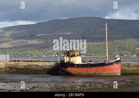 Der Fiktive Clyde Puffer, Vital Spark, An der Inveraray Harbour Wall Gefestt Stockfoto