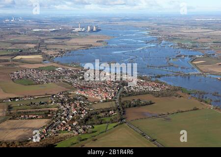 Luftaufnahme des Flusses Aire in der Überschwemmung in Snaith, East Yorkshire (Februar 2020) Stockfoto