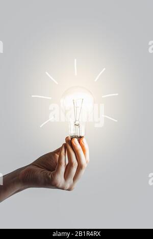Leuchtende Glühlampe in der menschlichen Hand. Konzept der Inspiration Muse und neue Ideen Kreation Stockfoto