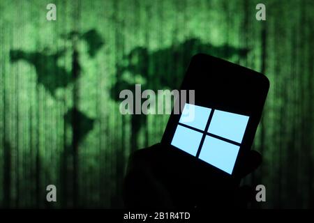 Polen. Februar 2020. In dieser Abbildung wird ein Microsoft Windows 10-Logo auf einem Smartphone angezeigt. Kredit: Filip Radwanski/SOPA Images/ZUMA Wire/Alamy Live News Stockfoto