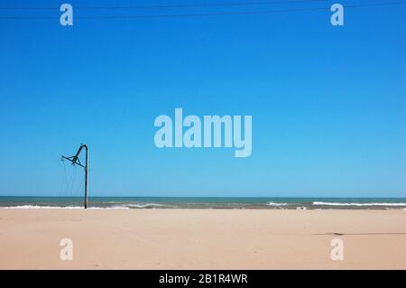 Ein Strompfosten am Strand im Delta del Ebro Natural Park Stockfoto