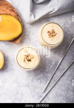 Mango Lassi, Joghurt oder Smoothie. Gesundes probiotisches kaltes Sommergetränk Stockfoto