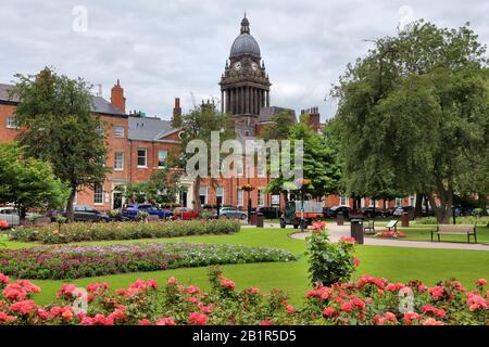 Park Square, Leeds, Großbritannien - öffentlicher Platz im georgischen Stil mit Rosengarten. Leeds Town Hall im Hintergrund. Stockfoto