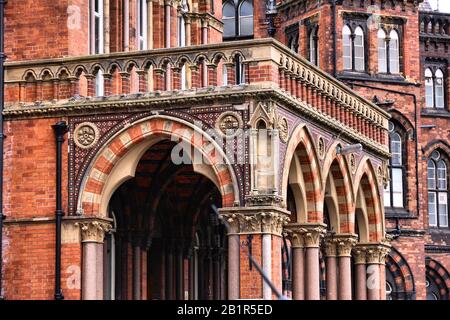 Leeds City, Großbritannien. Leeds General Infirmary - alte Krankenhausarchitektur. Denkmalgeschütztes Gebäude. Stockfoto