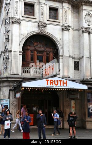London, Großbritannien - 6. JULI 2016: Menschen besuchen das Wyndham's Theatre in West End, London, Großbritannien. West End Theatres verkauften 2013 14,4 Millionen Tickets. Stockfoto