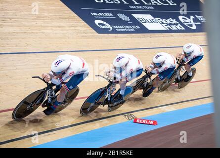 Berlin, Deutschland. Februar 2020. Radsport/Leichtathletik: Weltmeisterschaft, Mannschaftsverfolgung, 1. Runde: Das Team aus Großbritannien, Edward Clancy, Oliver Wood, Charlie Tanfield und Ethan Hayter fahren auf der Strecke. Credit: Sebastian Gollnow / dpa / Alamy Live News Stockfoto