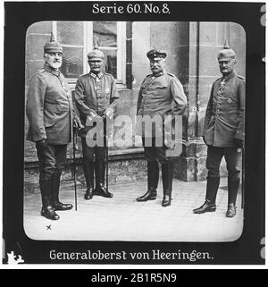 Projektion für alle - der Weltkrieg: Siegerleiche Führer Serie 60. Nr. 8. Generaloberst von Heeringen. (1850-1926) Krieg im 1. Weltkrieg bis zum Jahre 1916 Oberbehlsaber der 7. Armee an der Westfront - die Firma "Projektion für alle" wurde 1905 von Max Skladanowsky (1861-1939) gegrüstet. Sie produzierte bis zum Jahre 1928 fast 100 Serien zu je 24 Glasdias im Format 8,3 x 8,3 cm im Sog. Bromsilber-Gelatin-Trockenplatten Verfahren. Die ersten Städte vor allem in den Bundesländern, Länder aber auch Märchen und Sagen, das alte Testament und der Erste Weltkrieg. Stockfoto