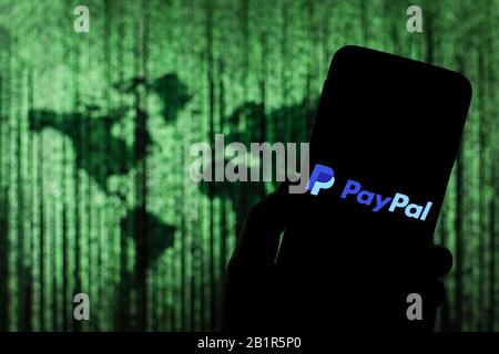 Polen. Februar 2020. In dieser Abbildung wird ein Firmenlogo für die Online-Geldwechsel von PayPal auf einem Smartphone angezeigt. Kredit: Filip Radwanski/SOPA Images/ZUMA Wire/Alamy Live News Stockfoto